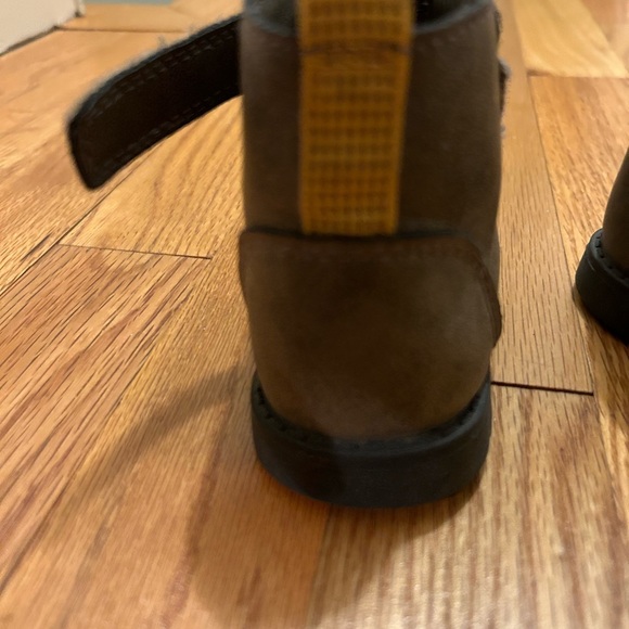 Carter’s boys boots 5T - Picture 3 of 3